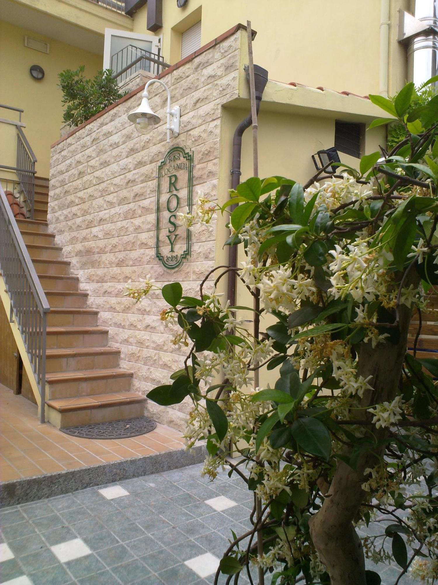 Hotel Locanda Rosy Католика Екстериор снимка